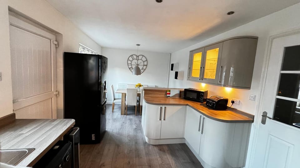 Kitchen or kitchenette, Dining area, dishwasher, pet friendly, stove, washing machine