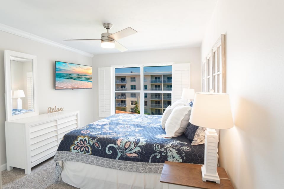 Amazing views of the ocean and pool located along the no-drive beach! House in Edgewater