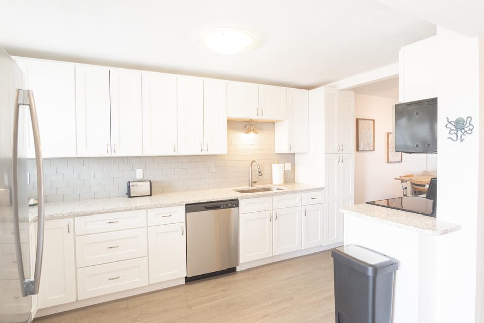 Amazing views of the ocean and pool located along the no-drive beach! House in Edgewater