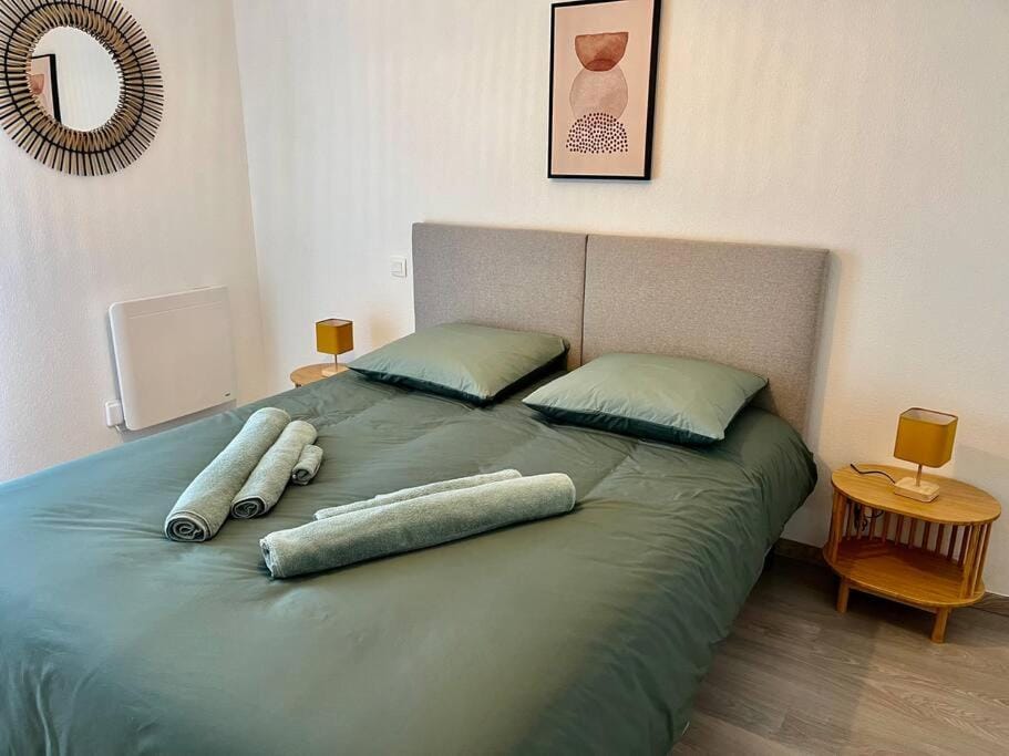 Bed, Photo of the whole room, Bedroom, towels
