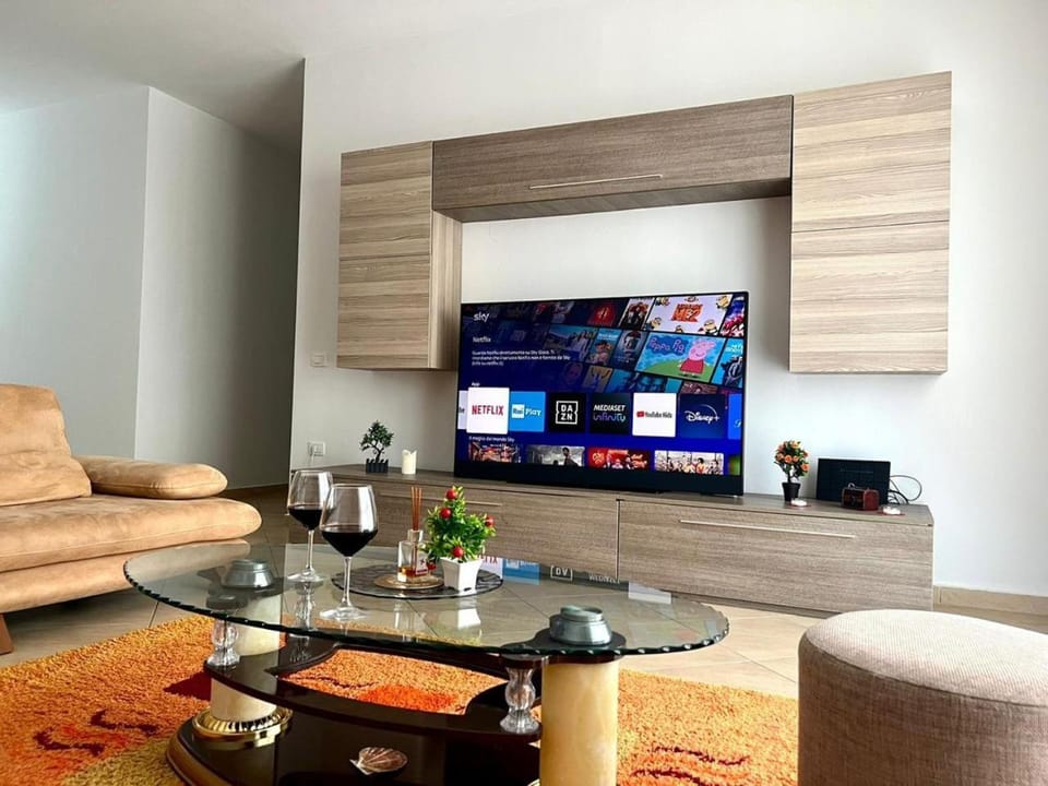 Noah 2 bedrooms apartment with free parking 50 m from city center Apartment in Vlorë