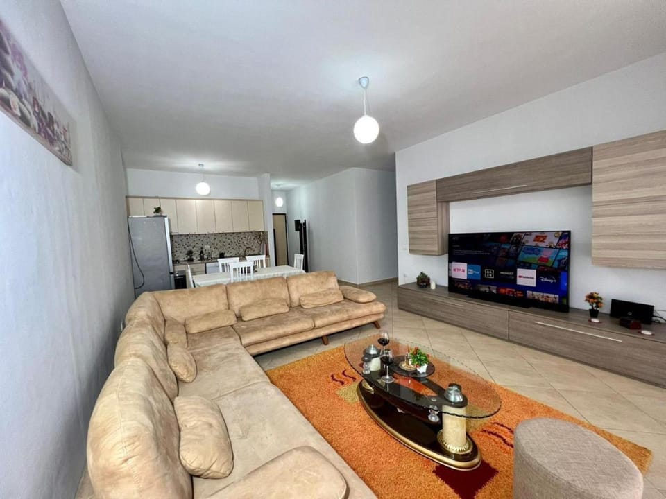 Noah 2 bedrooms apartment with free parking 50 m from city center Apartment in Vlorë