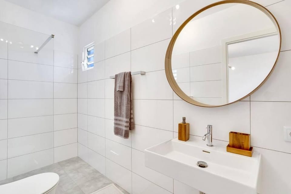 Shower, Toilet, Bathroom, towels