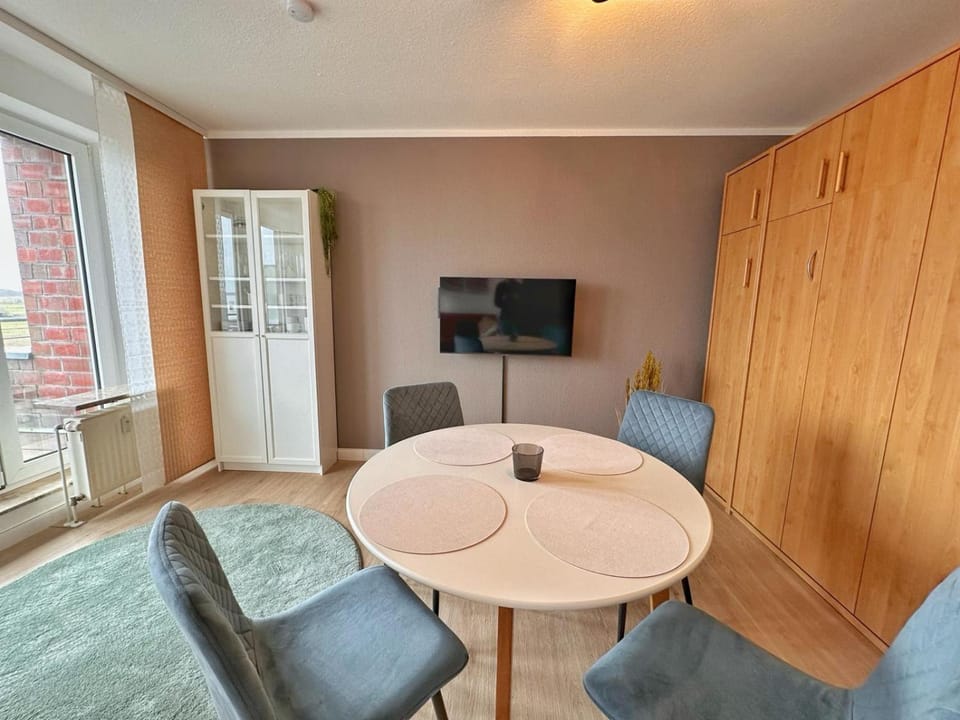 TV and multimedia, Living room, Seating area, Dining area