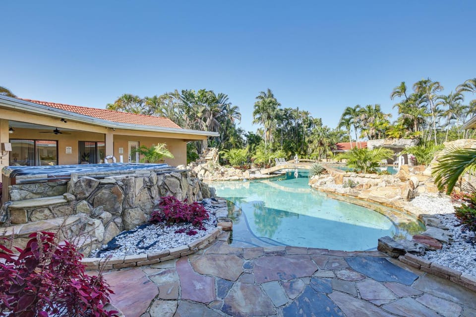 Pool & Hot Tub: Spacious Villa in Coral Springs! Villa in Coral Springs