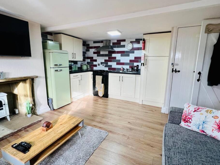Swordfish Cottage **Next to the Harbour** Apartment in England