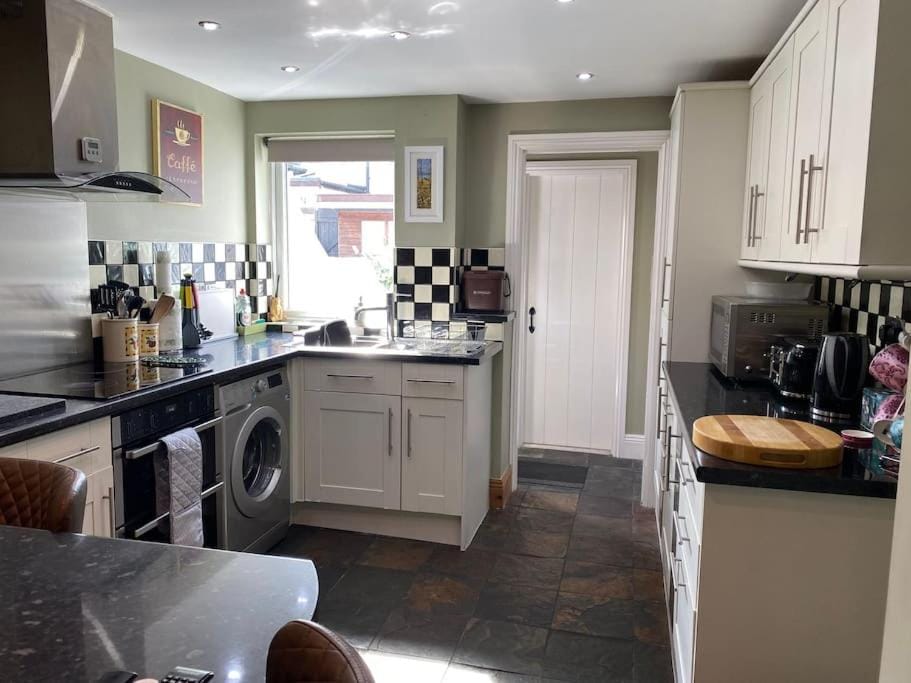 Outskirts of Ulverston, entire Cottage - sleeps 4 House in England