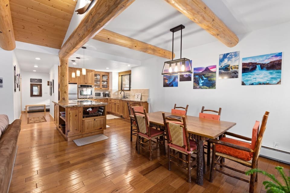 Rocky Point # 14 Palisades Townhome - Ski Shuttle w Tennis! House in Palisades Tahoe (Olympic Valley)
