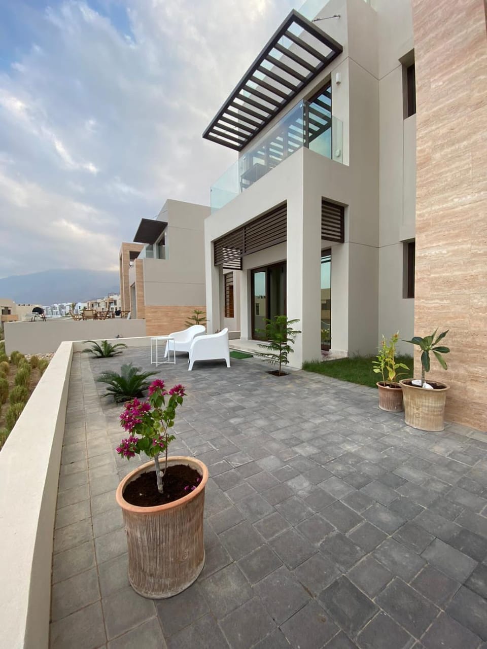 Property building, Patio, Garden, Balcony/Terrace