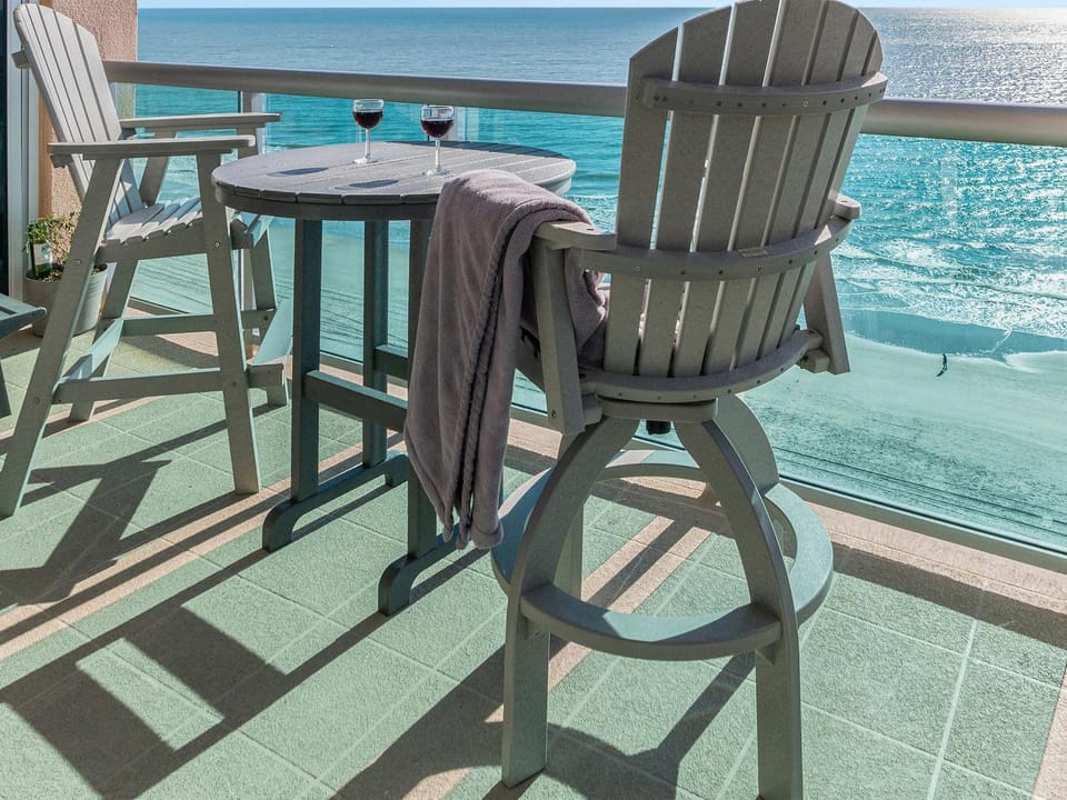 View (from property/room), Balcony/Terrace, Seating area, Sea view, Alcoholic drinks