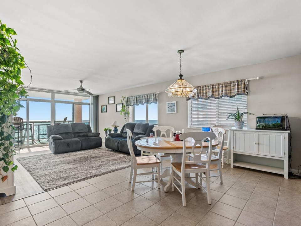 View (from property/room), Balcony/Terrace, Living room, Dining area, Sea view