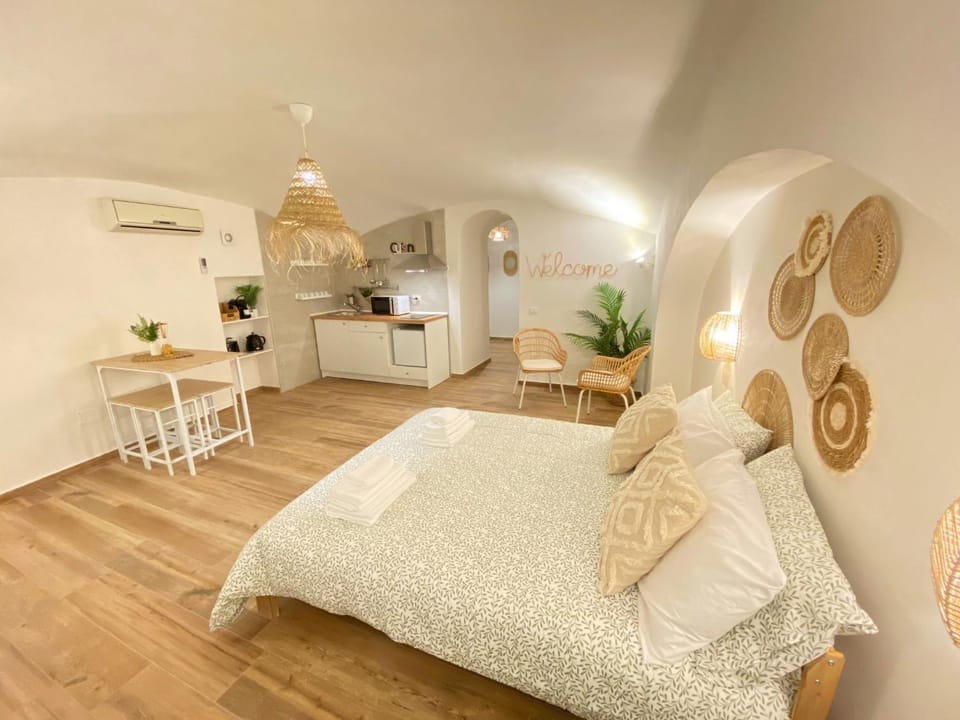Bed, Kitchen or kitchenette, Living room, Photo of the whole room, Dining area, minibar