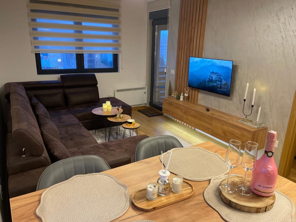 TV and multimedia, Living room, Seating area, Dining area