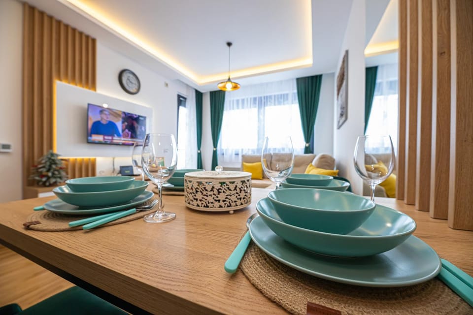 Food and drinks, Seating area, Dining area, Food