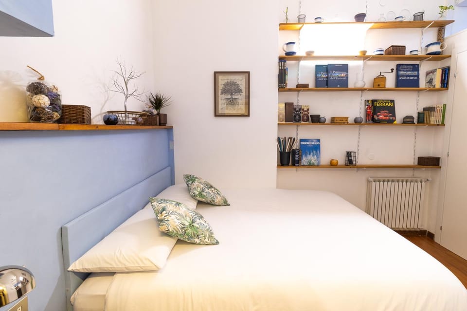 Bed, Photo of the whole room, Decorative detail, Decorative detail, Floor plan, Bedroom, furniture, furniture, heating, heating, internet, locker, locker, towels, towels, air conditioner, air conditioner