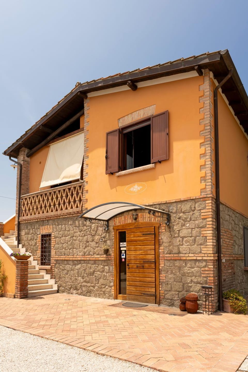 Property building, Facade/entrance, Day, View (from property/room), Living room, Family, Inner courtyard view, Parking, internet, pet friendly, acessibility