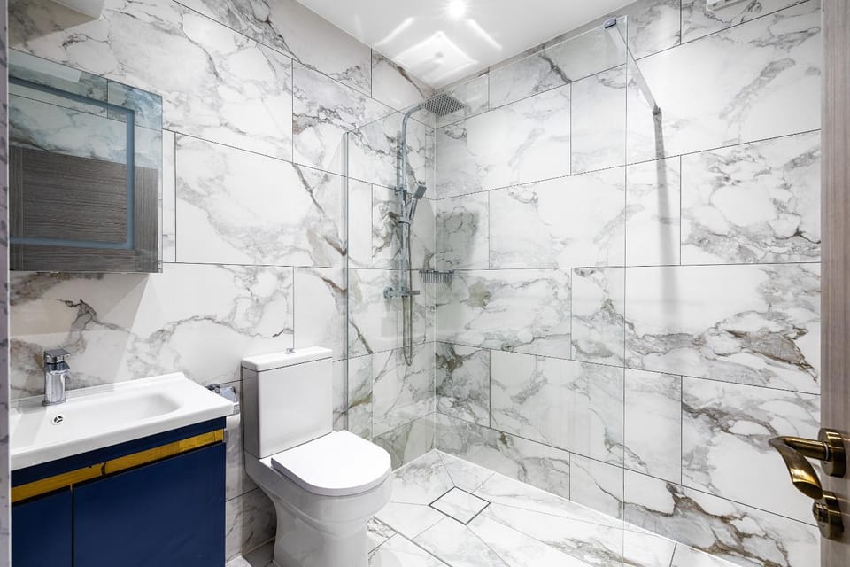 Luxurious 2 bedroom flat with parking and garden, 5 mins walk to train station and bus stop opposite property Apartment in London Borough of Ealing