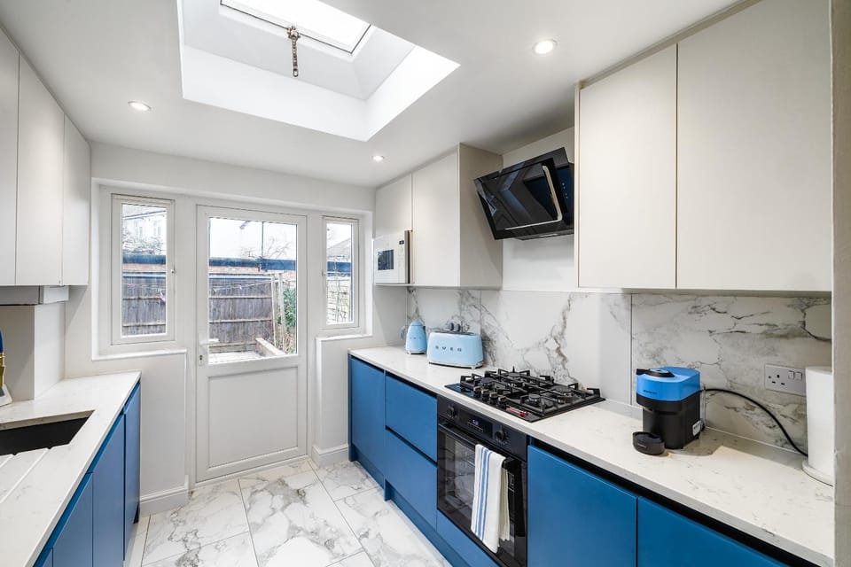 Coffee/tea facilities, minibar, pet friendly, toaster