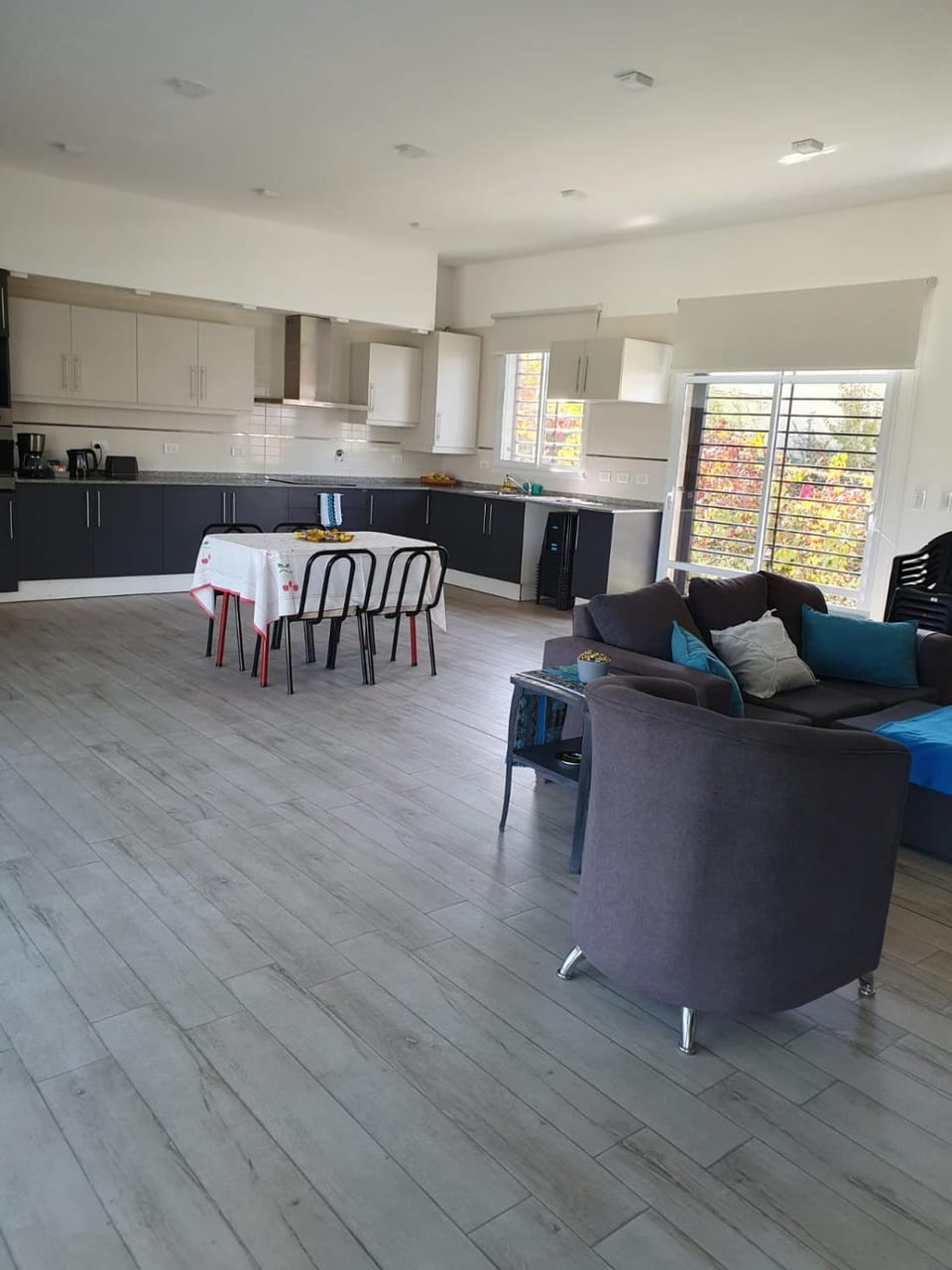 Kitchen or kitchenette, Living room, Seating area, Dining area