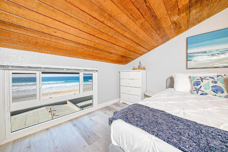 Stunning Ocean Views - Recently Renovated Home & Warm Sunsets House in Mission Beach