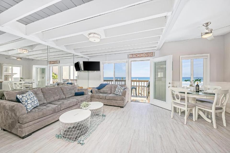 Stunning Ocean Views - Recently Renovated Home & Warm Sunsets House in Mission Beach