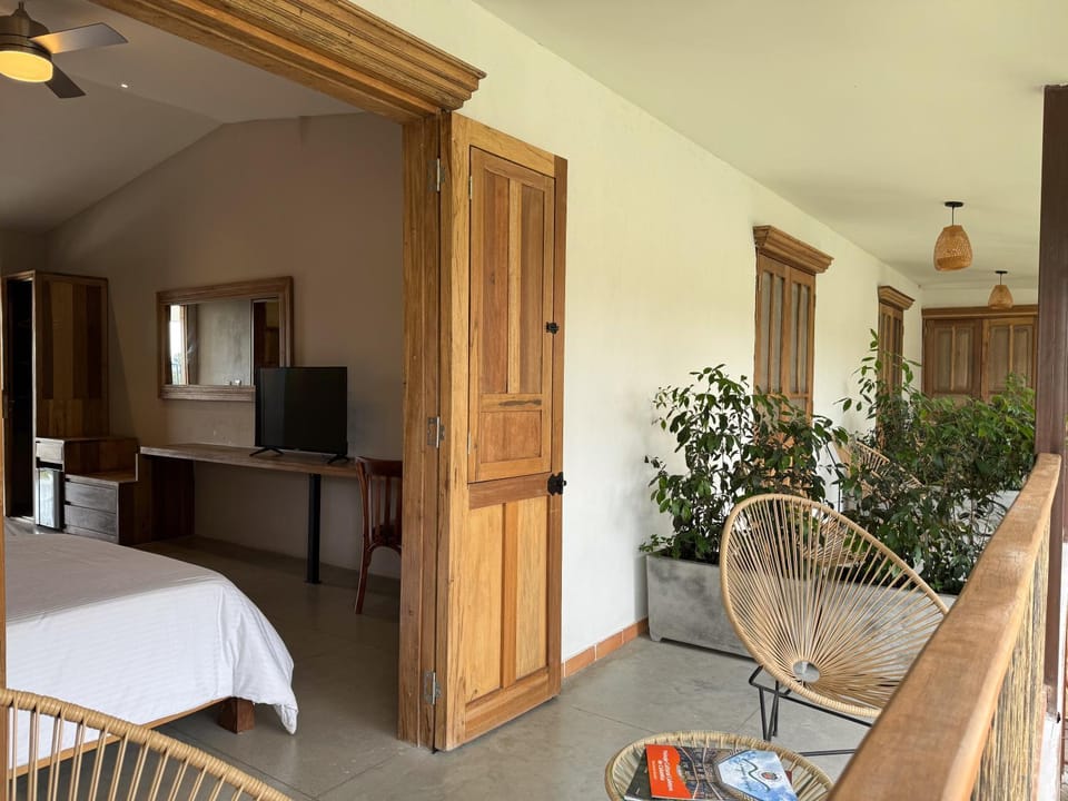 Bed, TV and multimedia, Balcony/Terrace, Photo of the whole room, Bedroom, Garden view