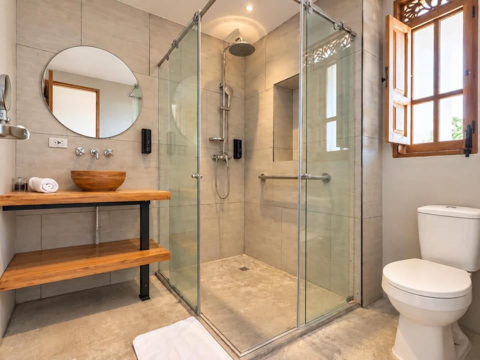 Shower, Toilet, Bathroom, towels