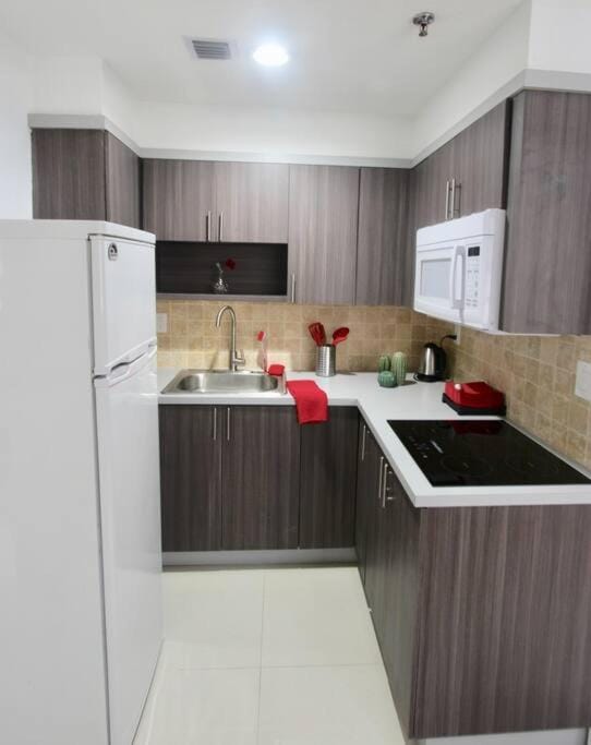 Kitchen or kitchenette, minibar, stove