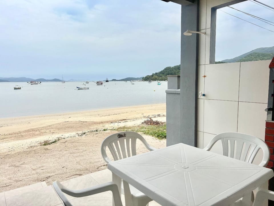 Pé na areia! Aconchegante casa frente Mar! CO02I House in Florianopolis