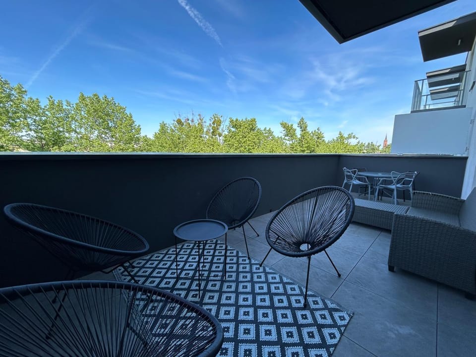 View (from property/room), Balcony/Terrace, Seating area