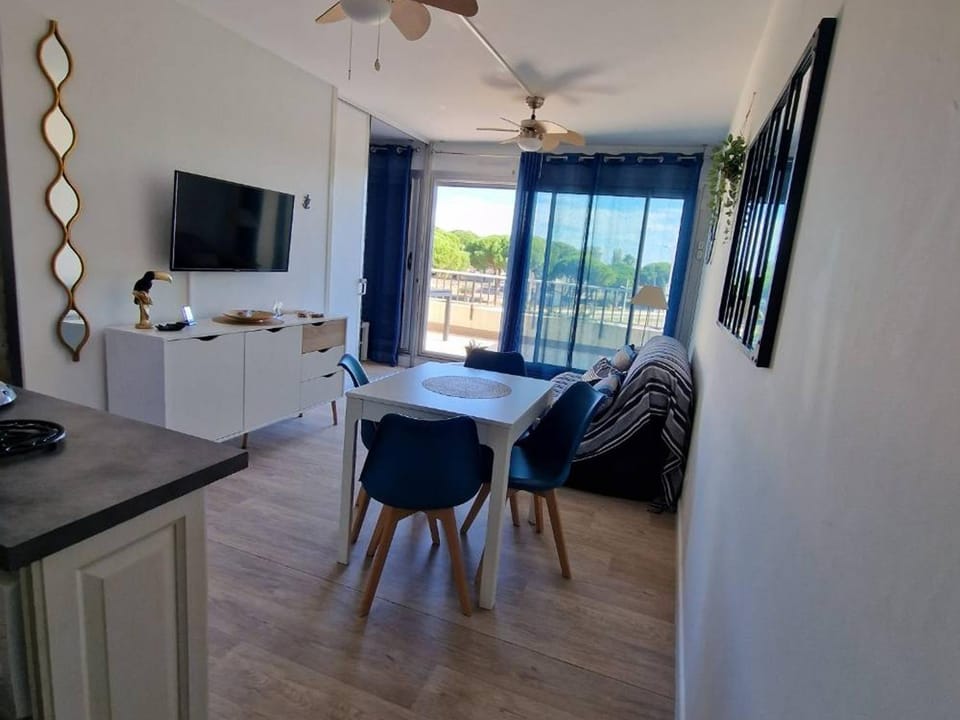 Bel Appartement Climatisé 2 Pièces+Cabine avec Terrasse et Piscine Privée à Port Camargue Cabin in Le Grau-du-Roi