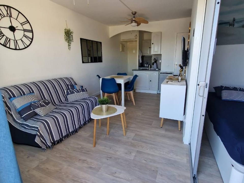 Bel Appartement Climatisé 2 Pièces+Cabine avec Terrasse et Piscine Privée à Port Camargue Cabin in Le Grau-du-Roi