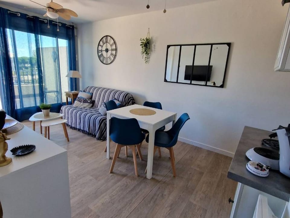 Bel Appartement Climatisé 2 Pièces+Cabine avec Terrasse et Piscine Privée à Port Camargue Cabin in Le Grau-du-Roi