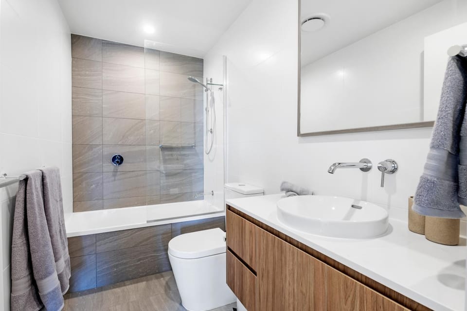 Shower, Toilet, Bathroom, Bath, towels