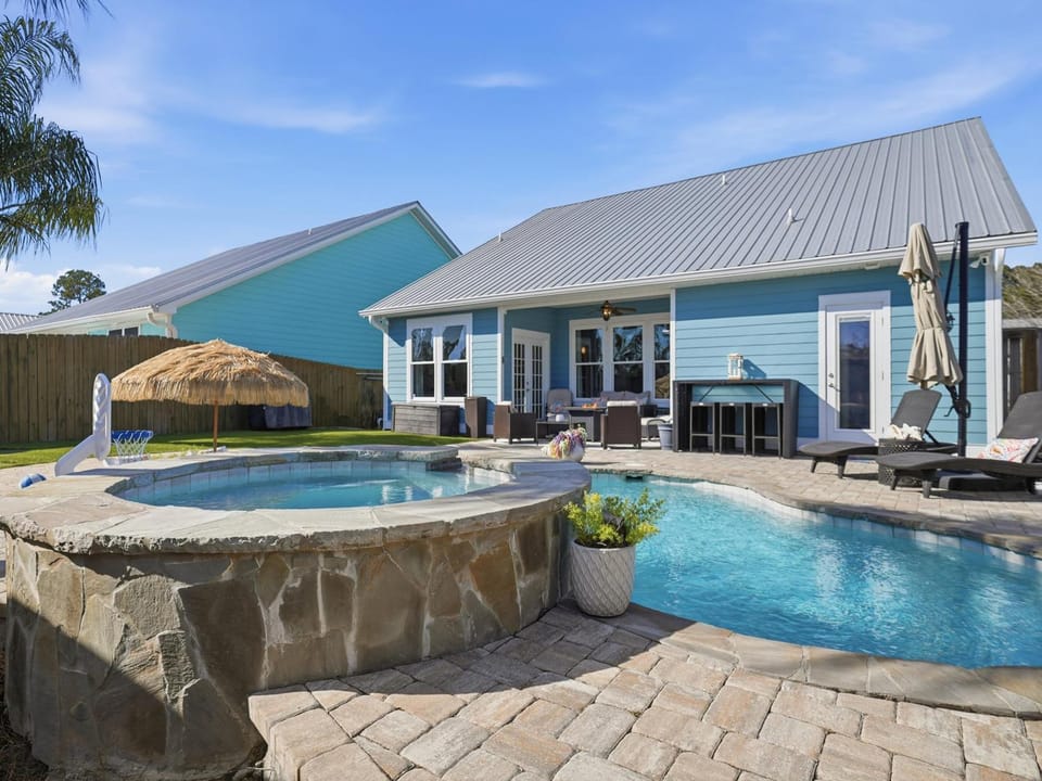 Property building, Patio, Hot Tub, Swimming pool