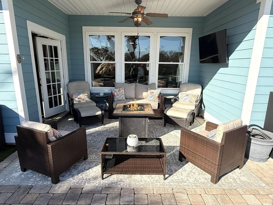 Patio, TV and multimedia, Balcony/Terrace, Seating area, furniture