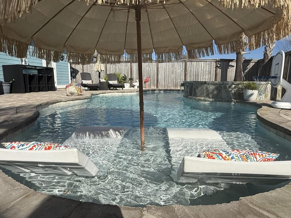 Patio, Swimming pool, sunbed