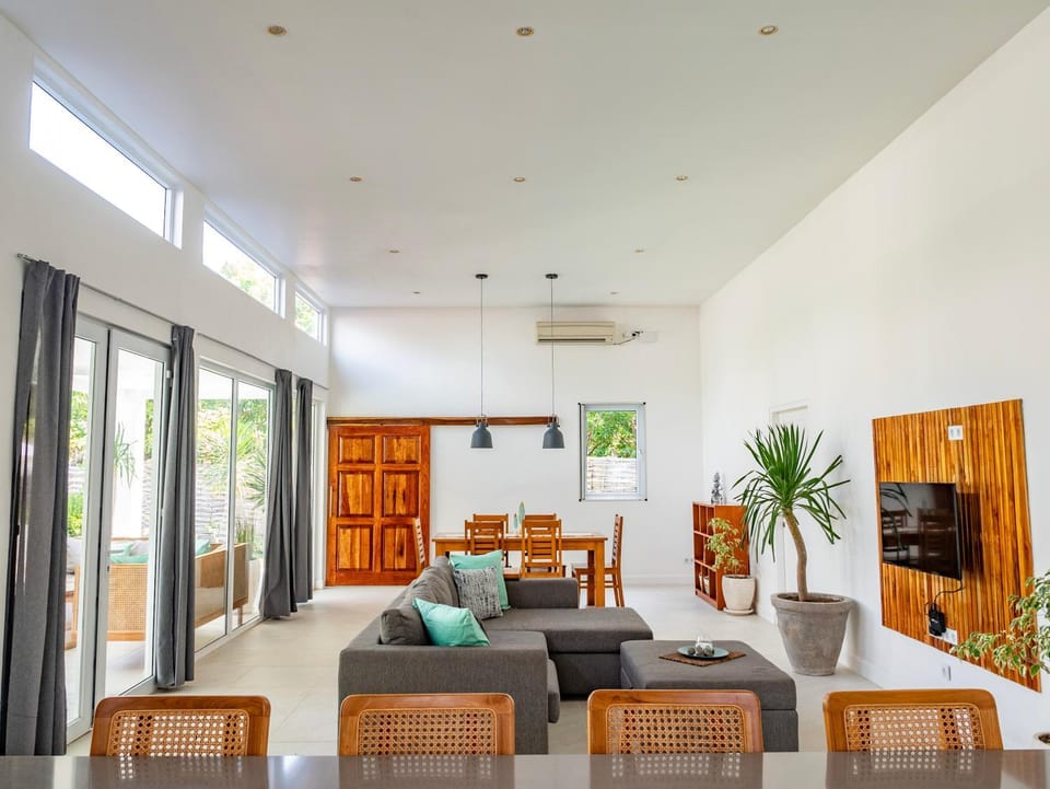 Communal lounge/ TV room, TV and multimedia, Kitchen or kitchenette, Living room, Seating area, Dining area, Evening entertainment, air conditioner