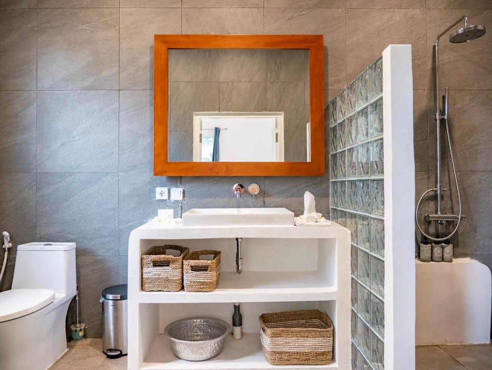 Shower, Toilet, Bathroom, towels