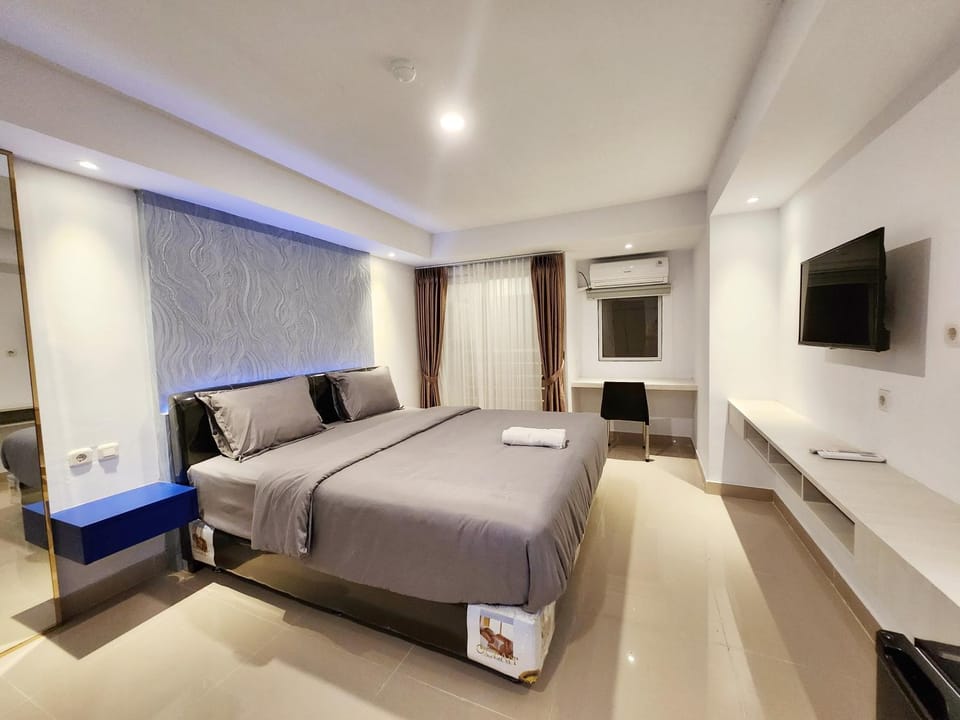 Bed, TV and multimedia, Bedroom
