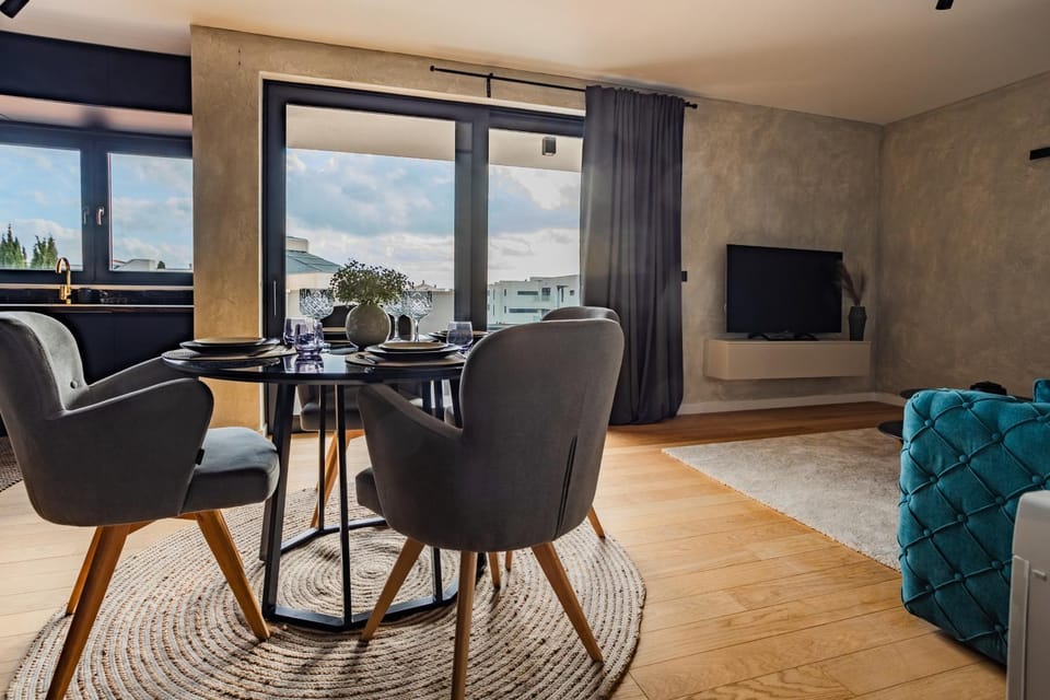 Communal lounge/ TV room, Natural landscape, TV and multimedia, Living room, Seating area, Dining area, Evening entertainment, Sea view