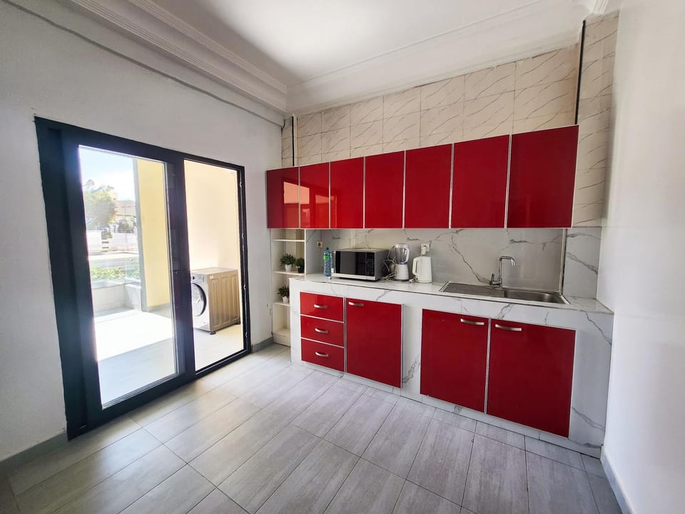 Kitchen or kitchenette, minibar