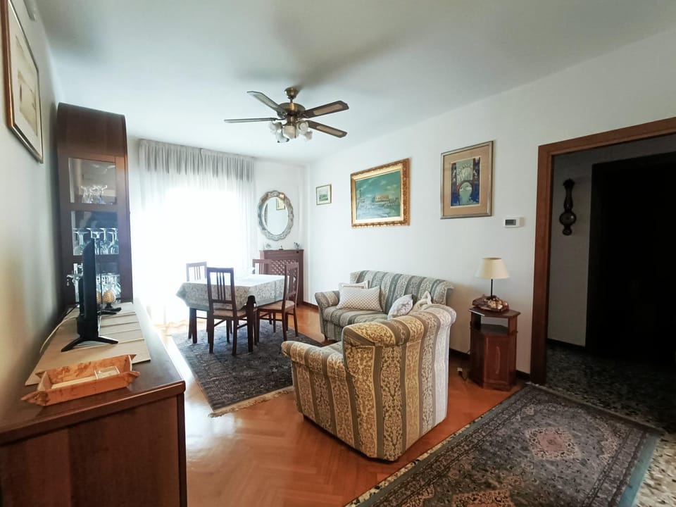 TV and multimedia, Living room, Seating area, Dining area, fireplace