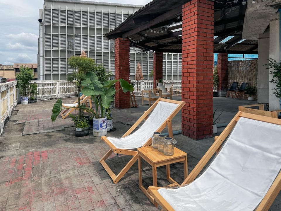 Day, Seating area