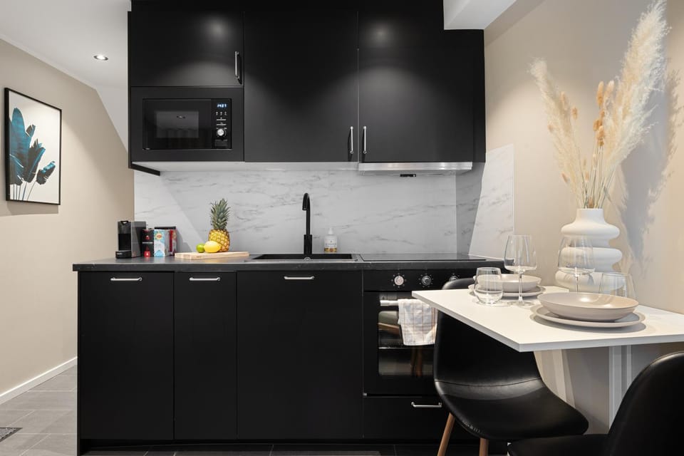 Coffee/tea facilities, Kitchen or kitchenette, Dining area, minibar, stove