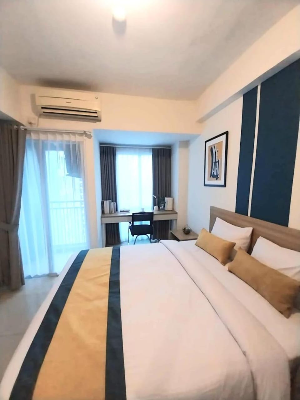 Bed, Seating area, air conditioner