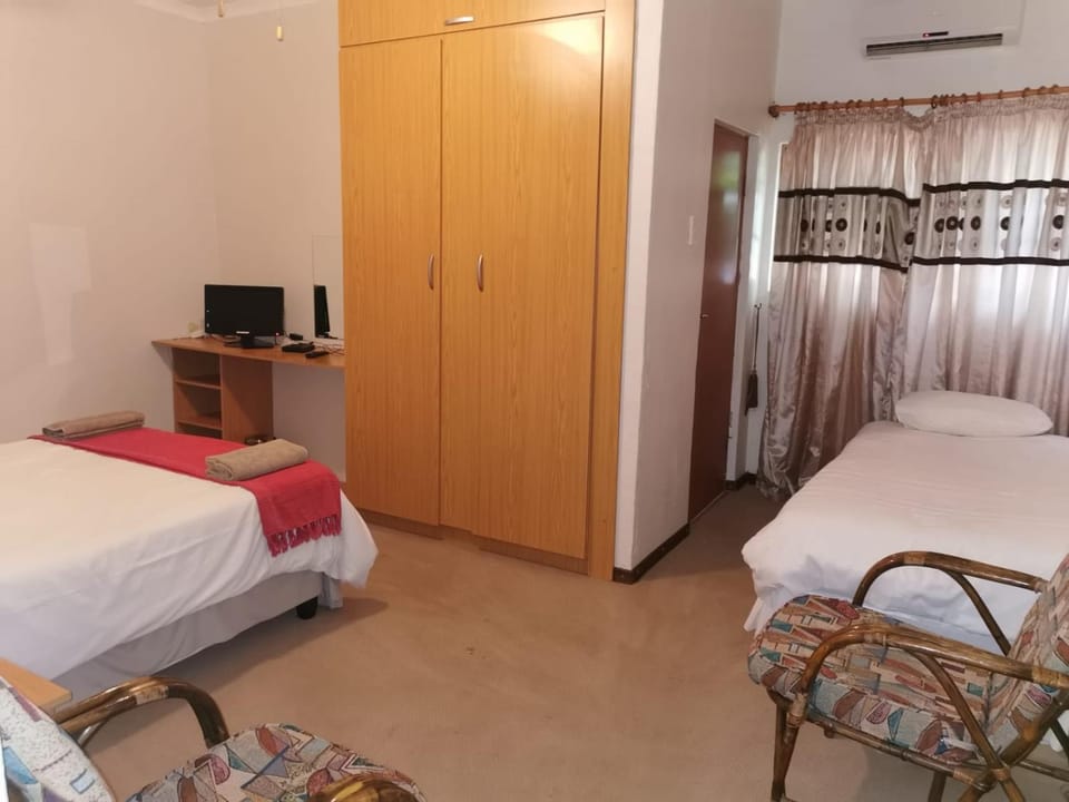 Bed, Photo of the whole room, Evening entertainment, Bedroom, wardrobe
