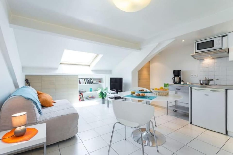 MY CASA - PORT 1 - Spacious and central w AC on the Port Apartment in Nice