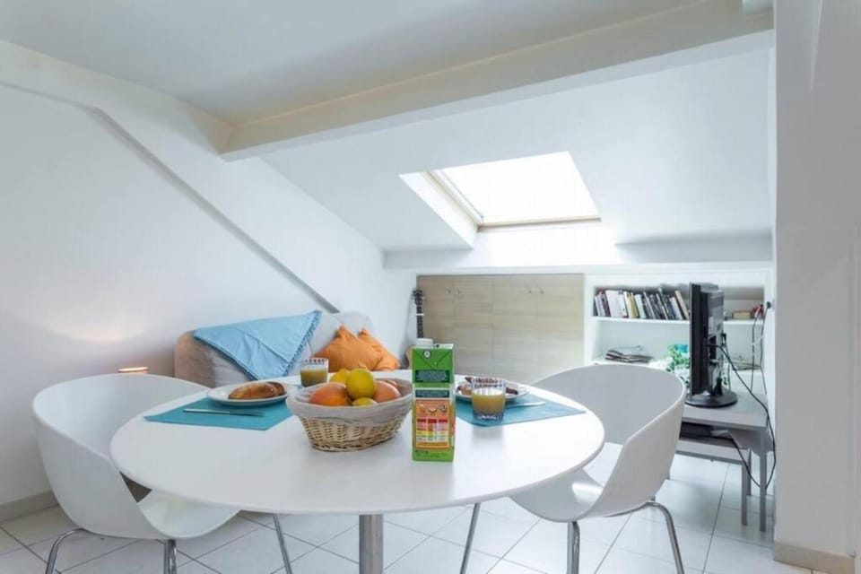 MY CASA - PORT 1 - Spacious and central w AC on the Port Apartment in Nice