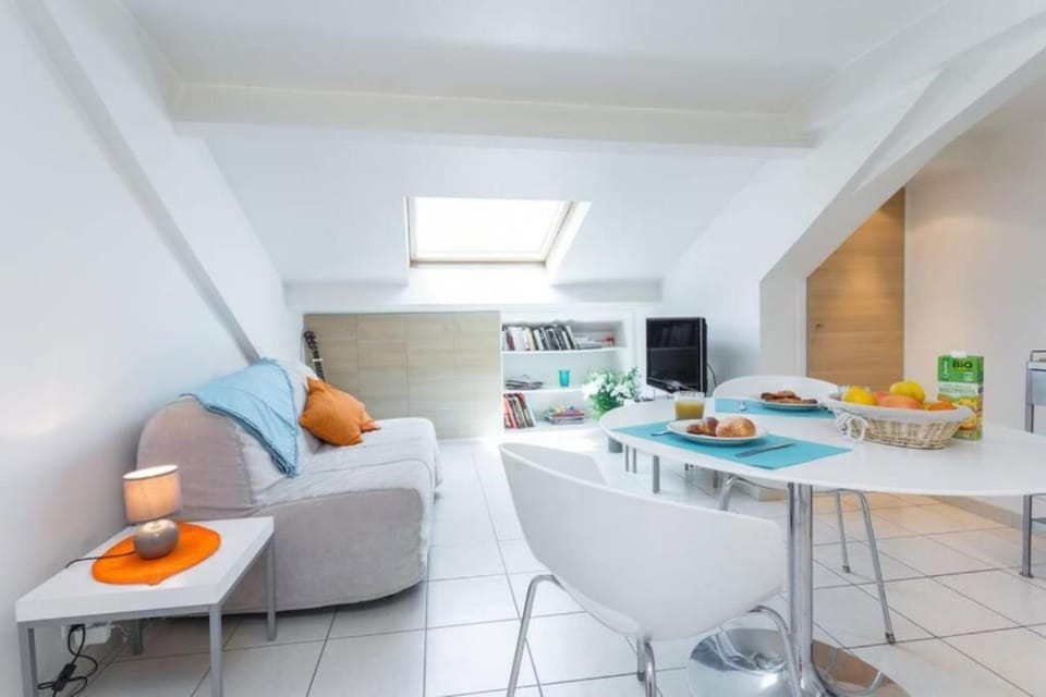 MY CASA - PORT 1 - Spacious and central w AC on the Port Apartment in Nice